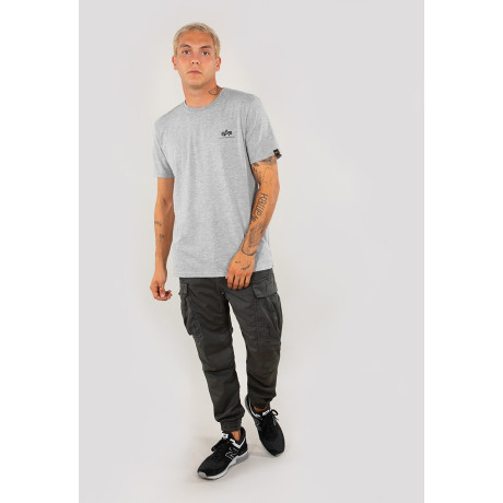 Neformální elegance: Tričko Alpha Industries Basic s malým logem v odstínu Grey Heather pro stylový a pohodlný outfit