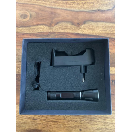 Taktická baterka s dobíječkou