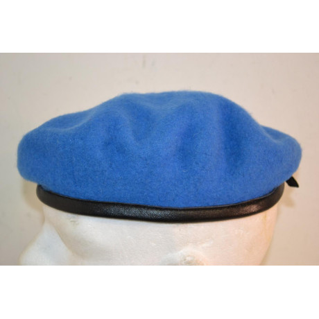 Orig. britský vojenský baret určený pro mise OSN, světle modrý, nový