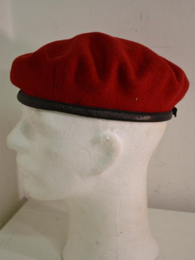 Originál britský vojenský baret červený, nový