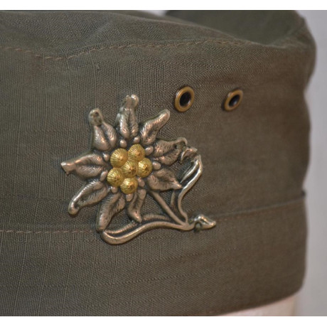 Rakouská polní čepice s odznakem pro horské jednotky, použitá